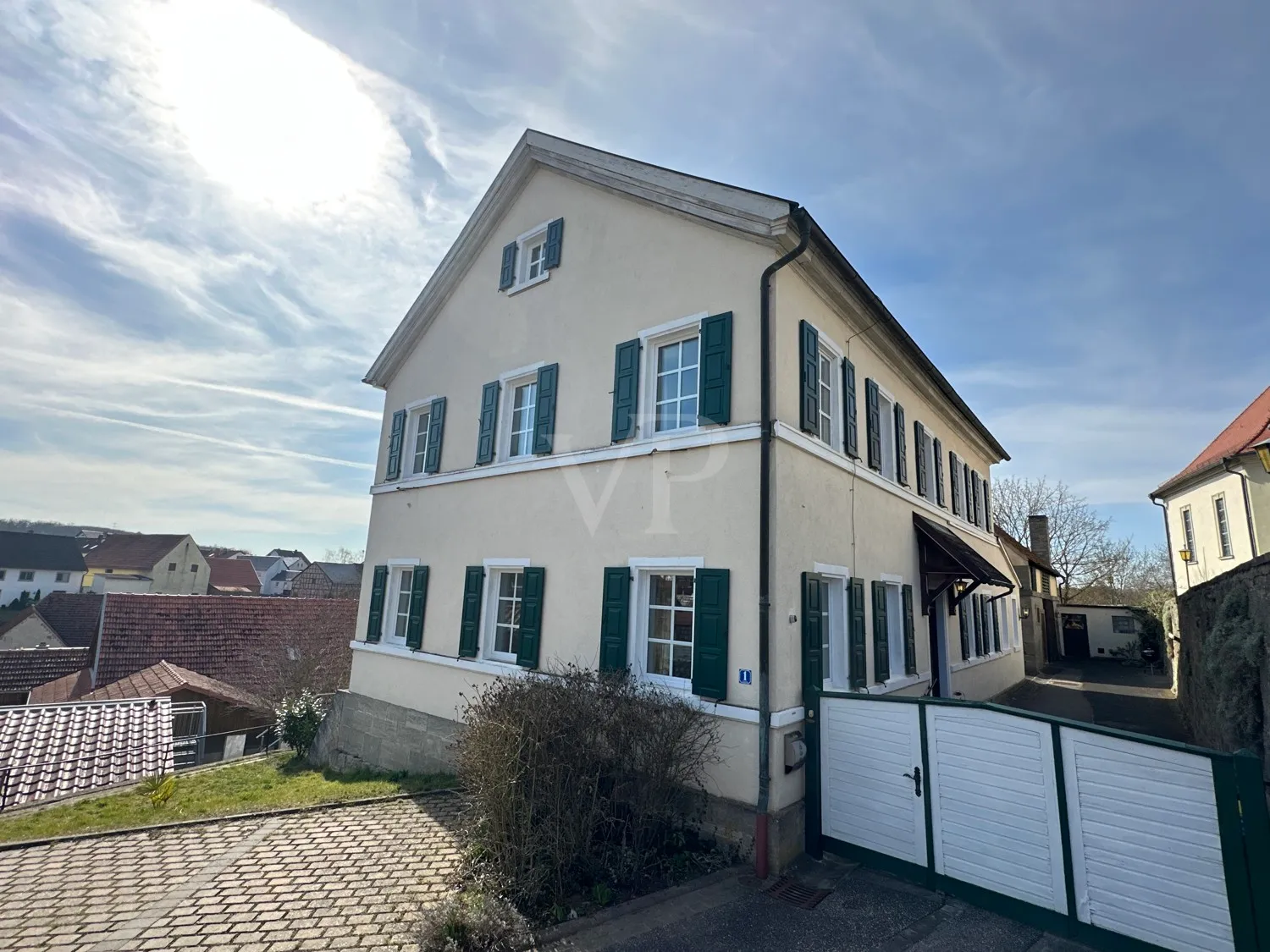 Außenansicht mit Hof
