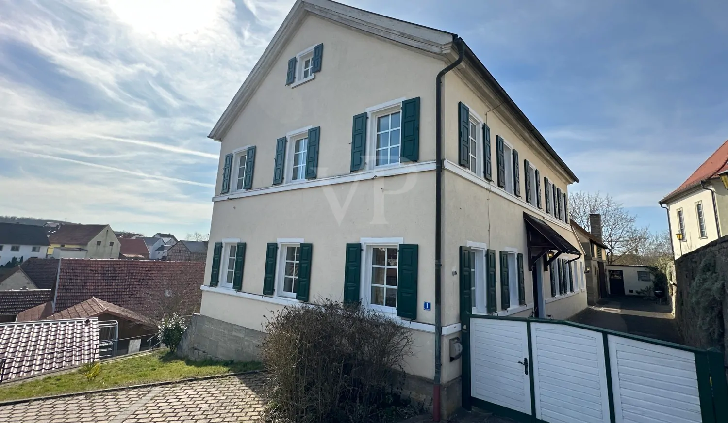 Außenansicht mit Hof