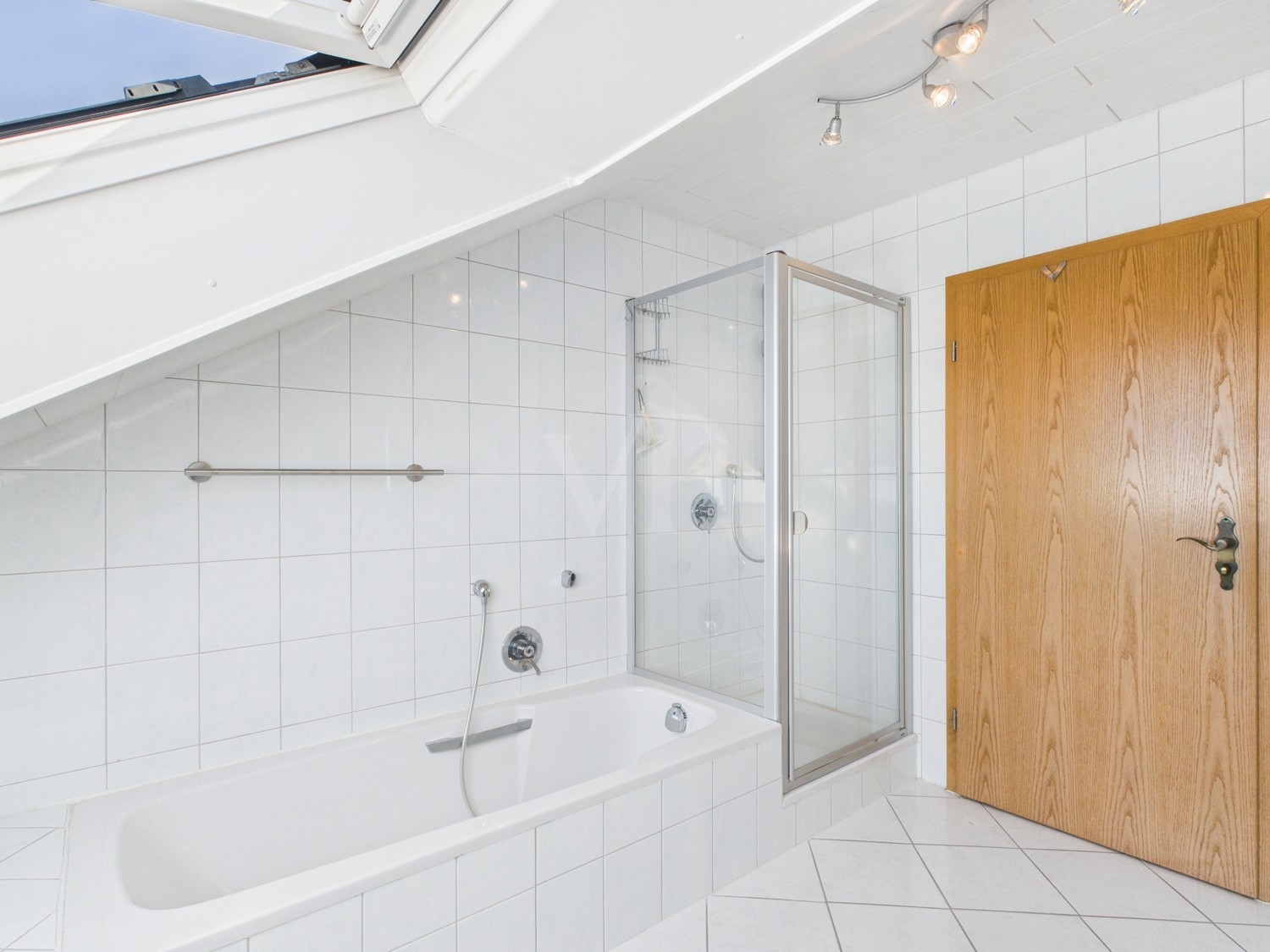 Badezimmer mit Badewanne und Dusche DG