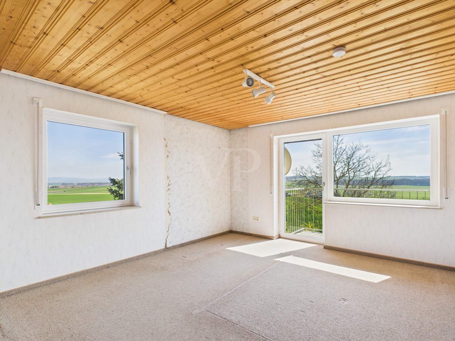 Schlafzimmer mit Zugang zum Balkon