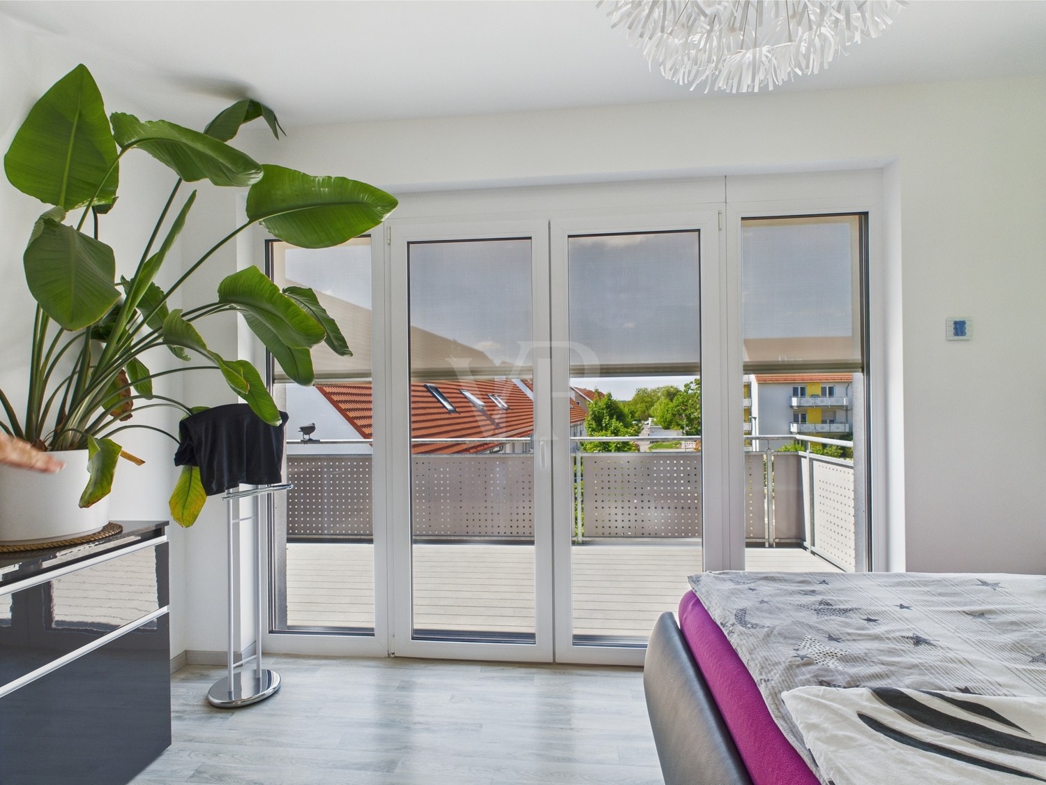 Schlafzimmer mit herunterfahrenden Screens
