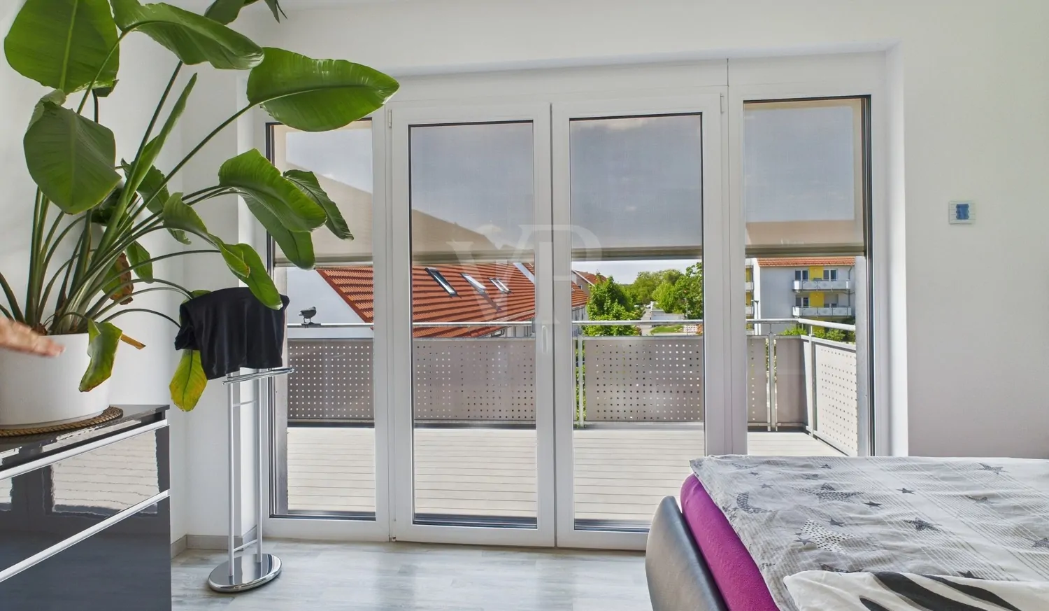 Schlafzimmer mit herunterfahrenden Screens