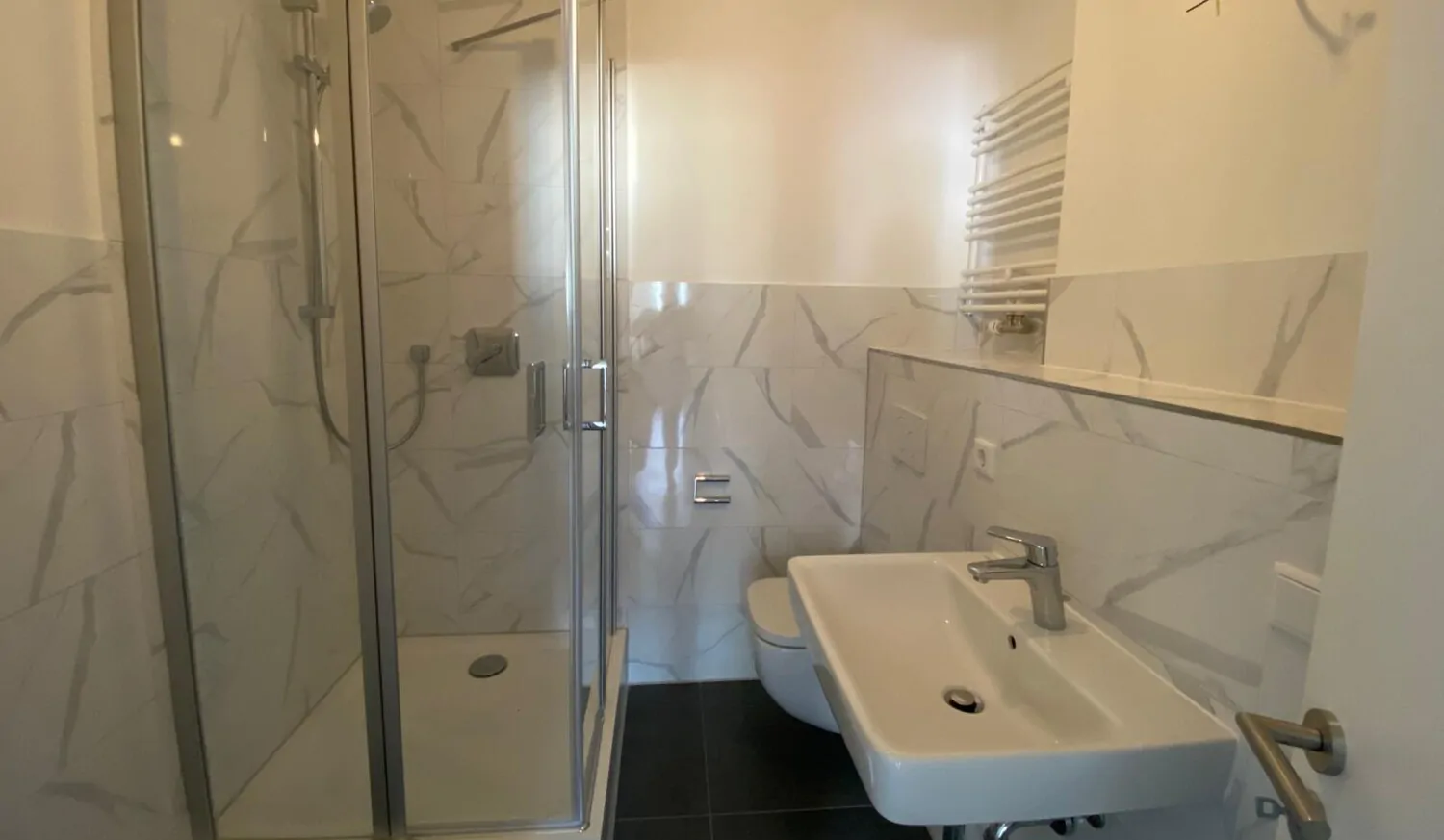 Badezimmer mit Dusche