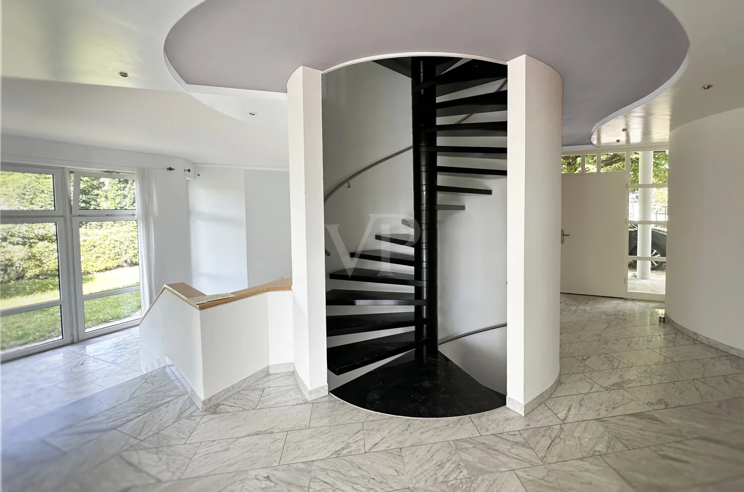 Treppe mit Blick in den Wohn- und Eingangsbereich