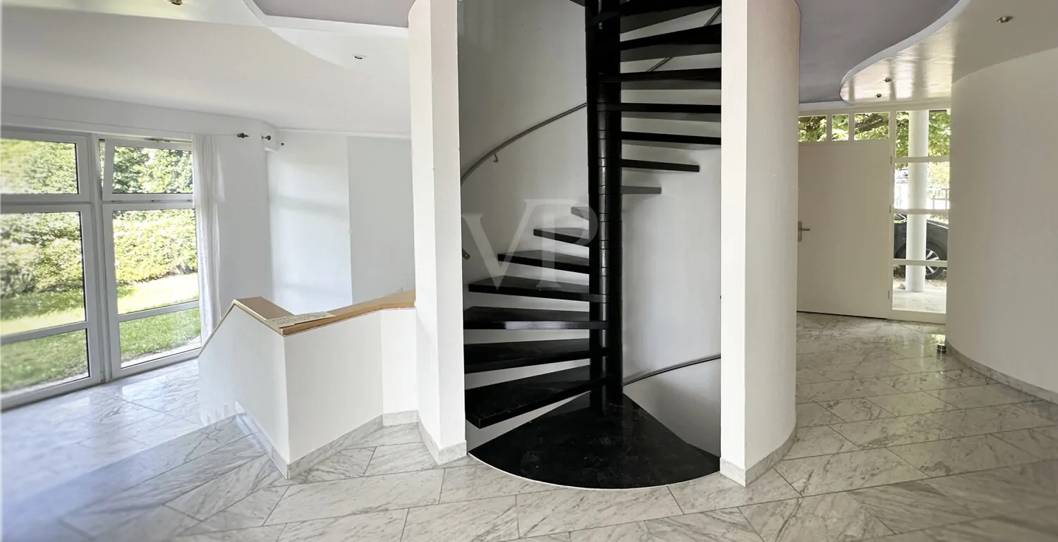 Treppe mit Blick in den Wohn- und Eingangsbereich
