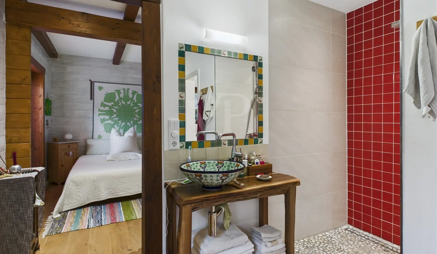 Blick vom Badezimmer ins Schlafzimmer