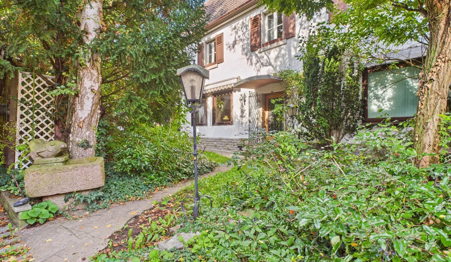 Hausansicht und Garten