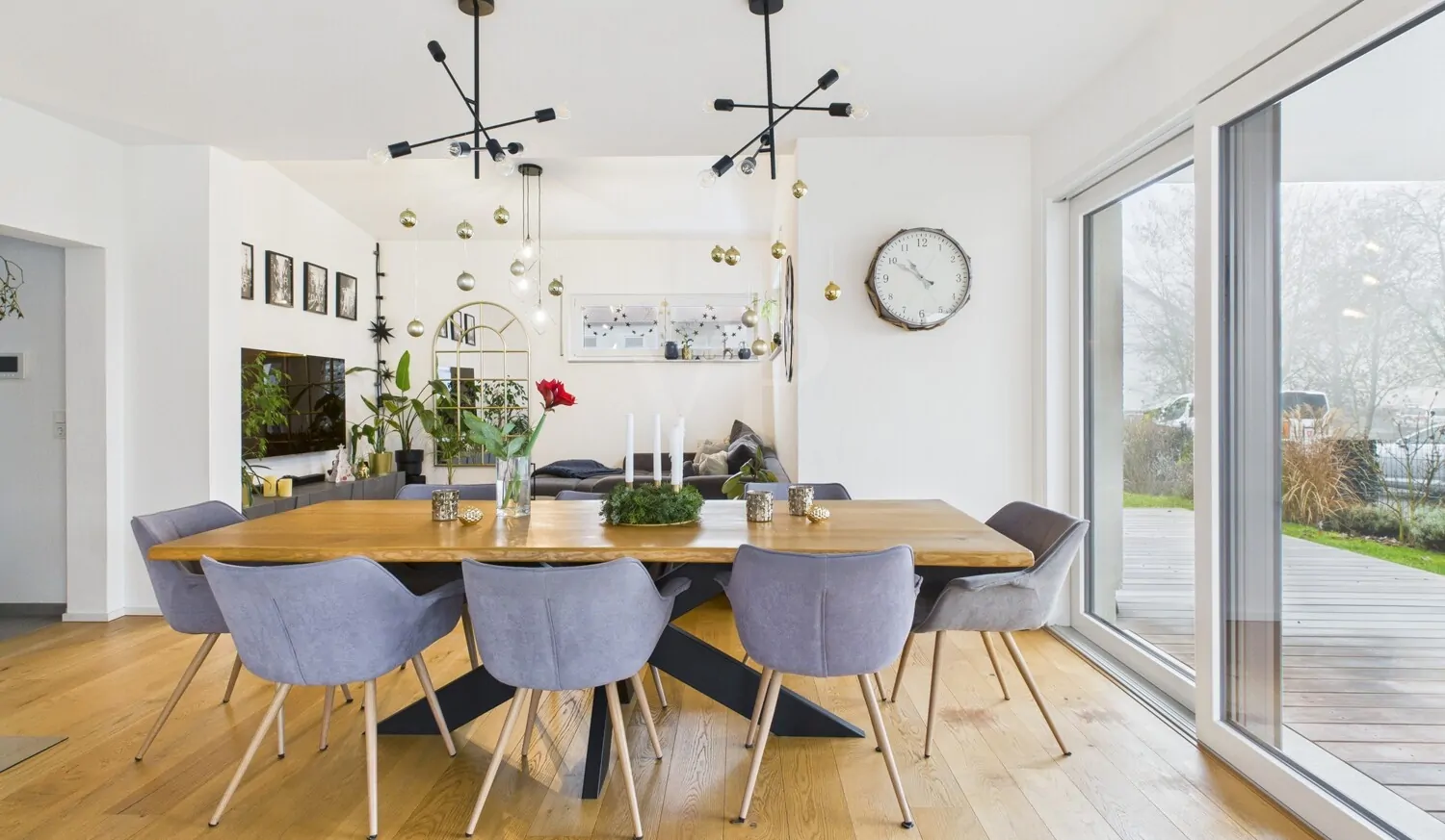 Essbereich mit Blick in den Wohnbereich
