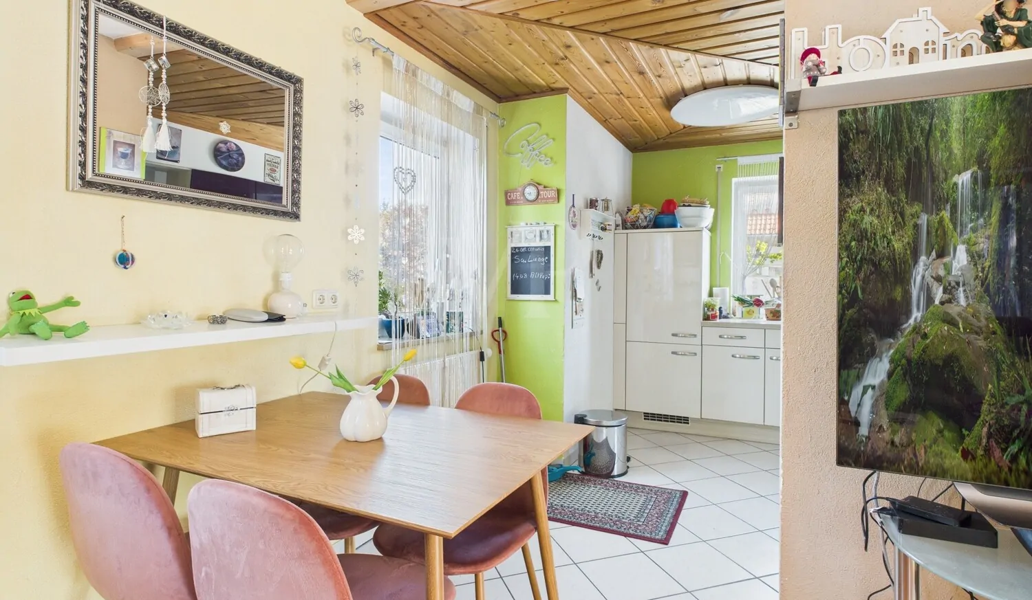 Essplatz mit Blick in die Küche