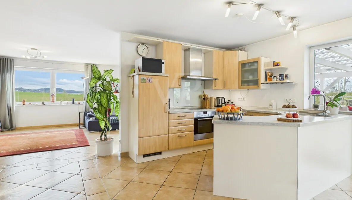 Küche mit Wohnbereich