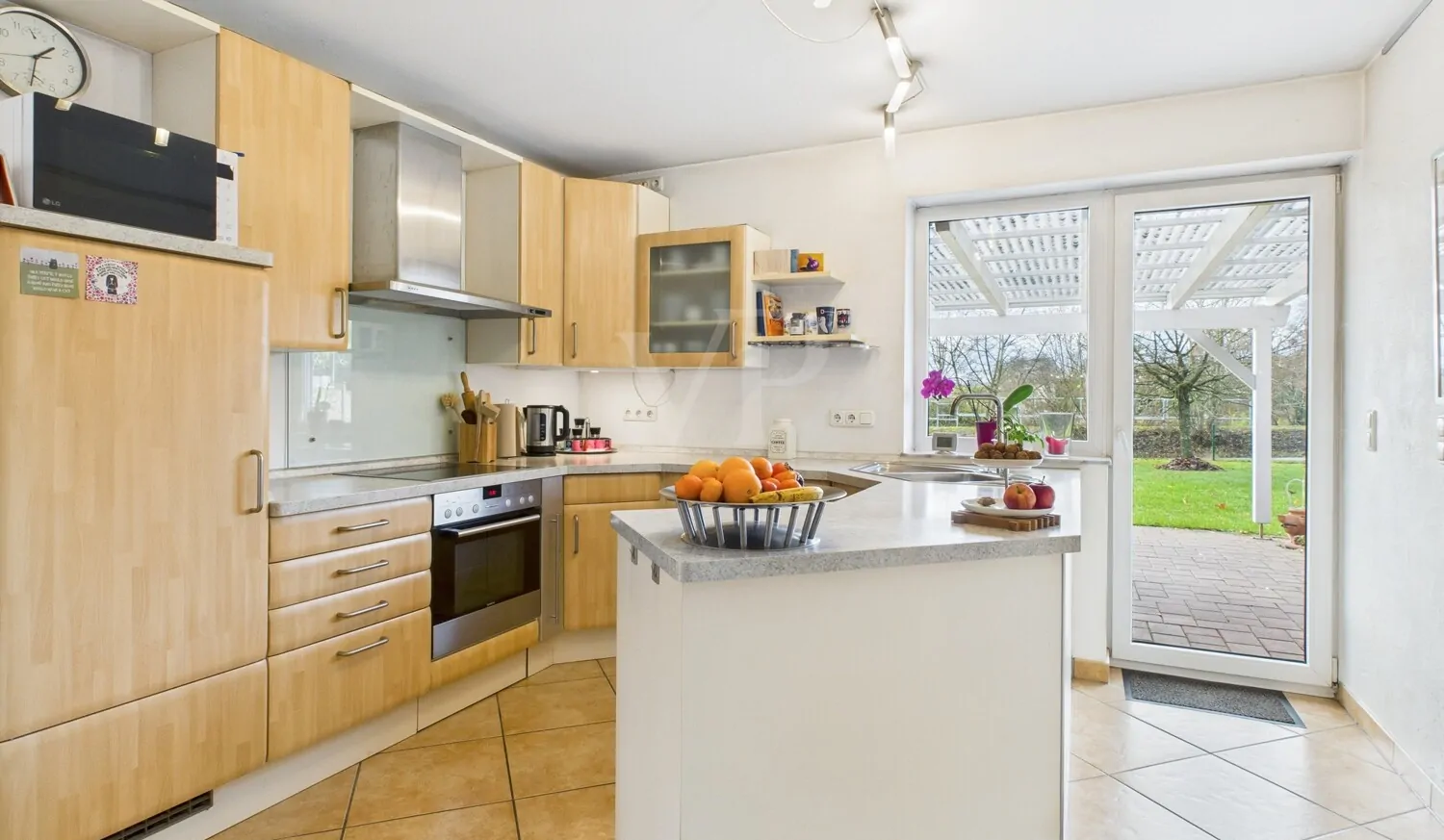 Küche mit Zugang zur Terrasse