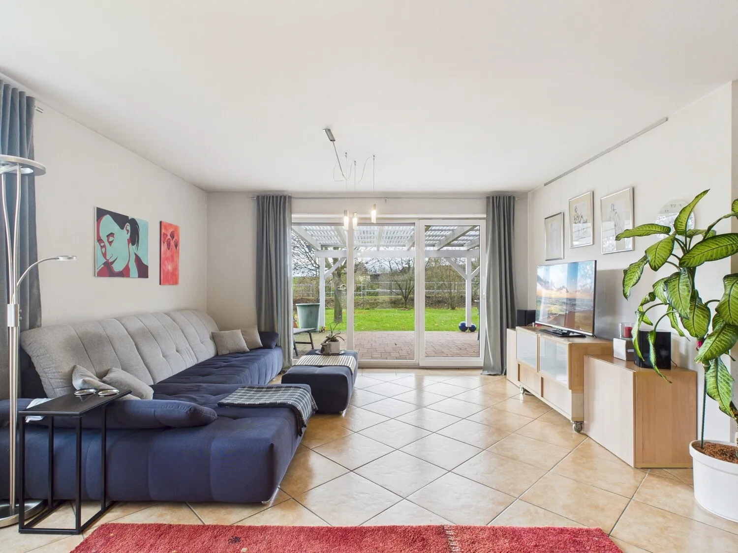 Wohnbereich mit Zugang zur Terrasse