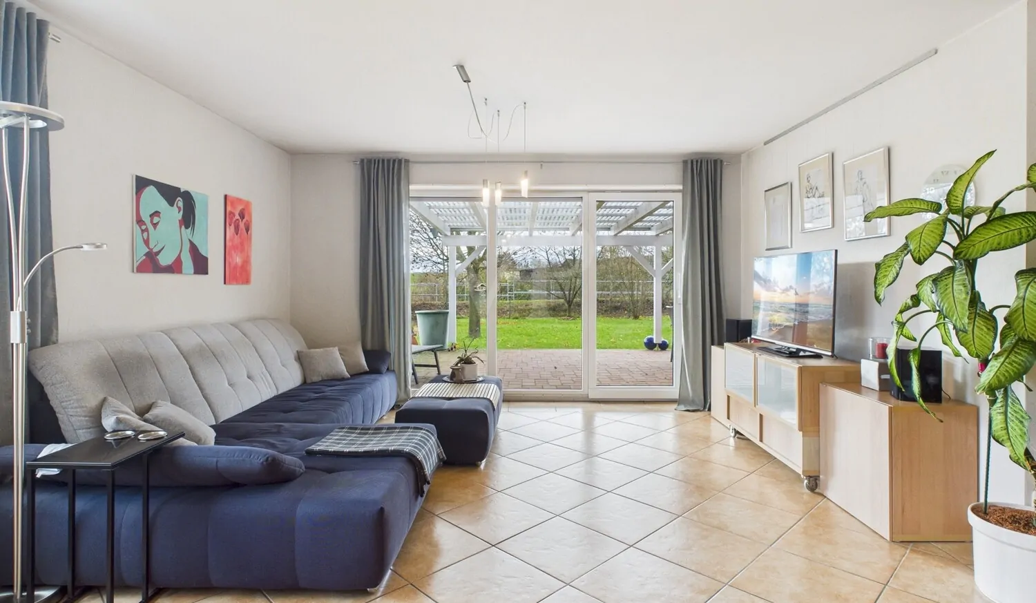 Wohnbereich mit Zugang zur Terrasse