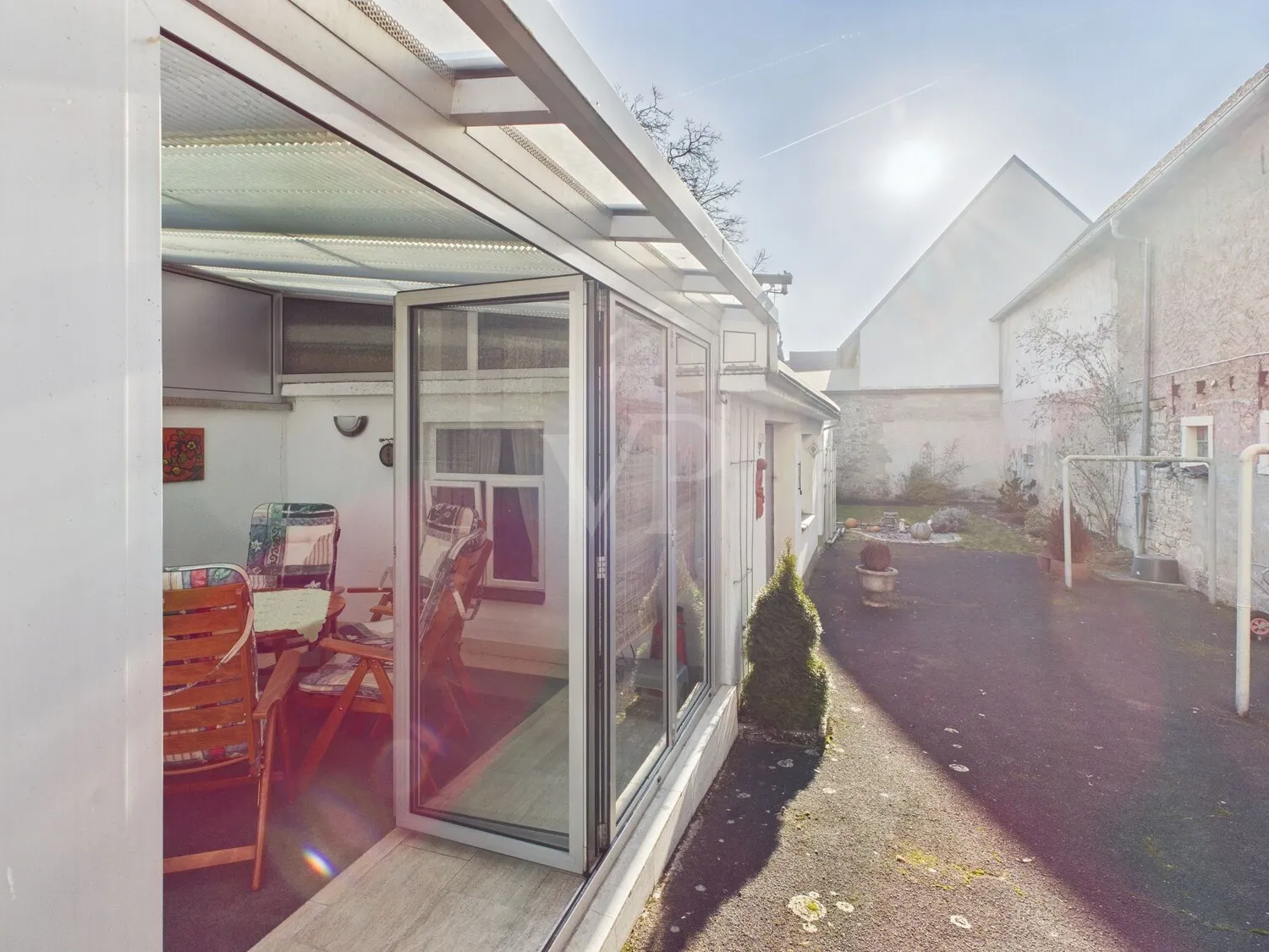 Wintergarten mit Blick in den Hof