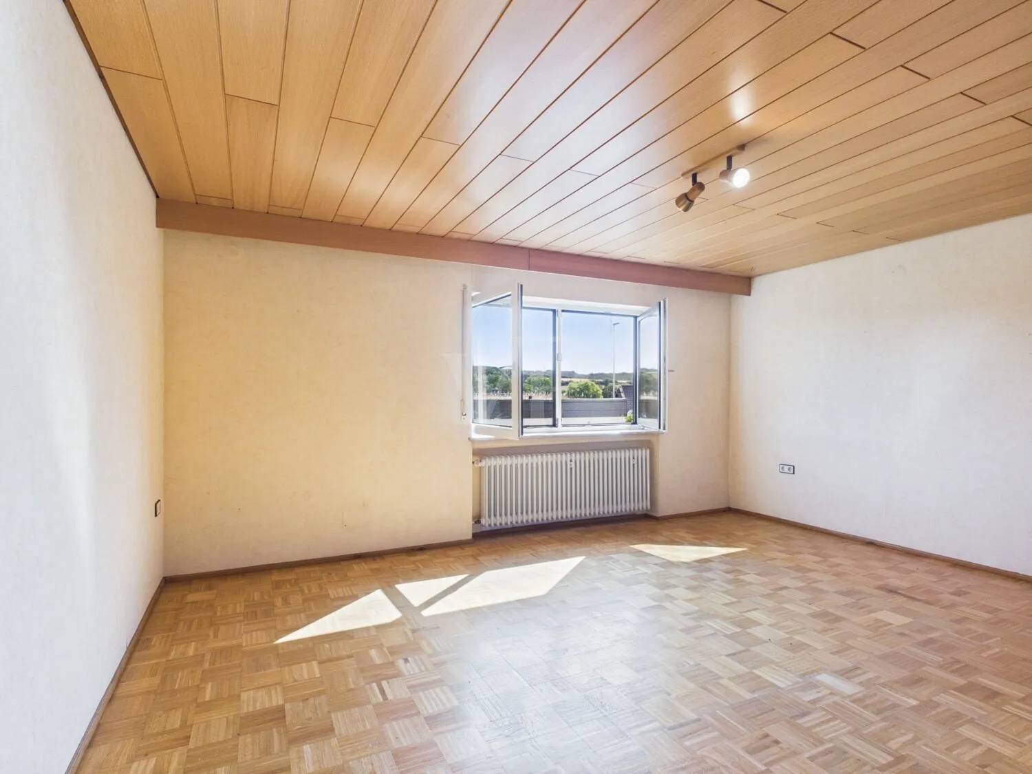 Zimmer 1 (mit Küchenanschlüssen) KG