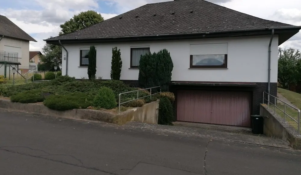 Hausansicht mit Garage