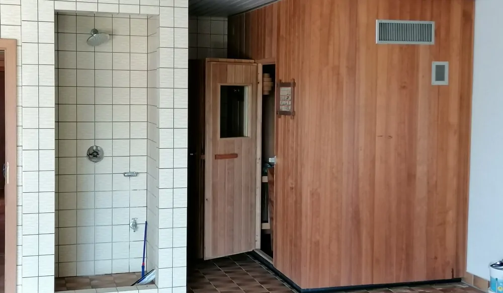 Sauna mit Duschkabine