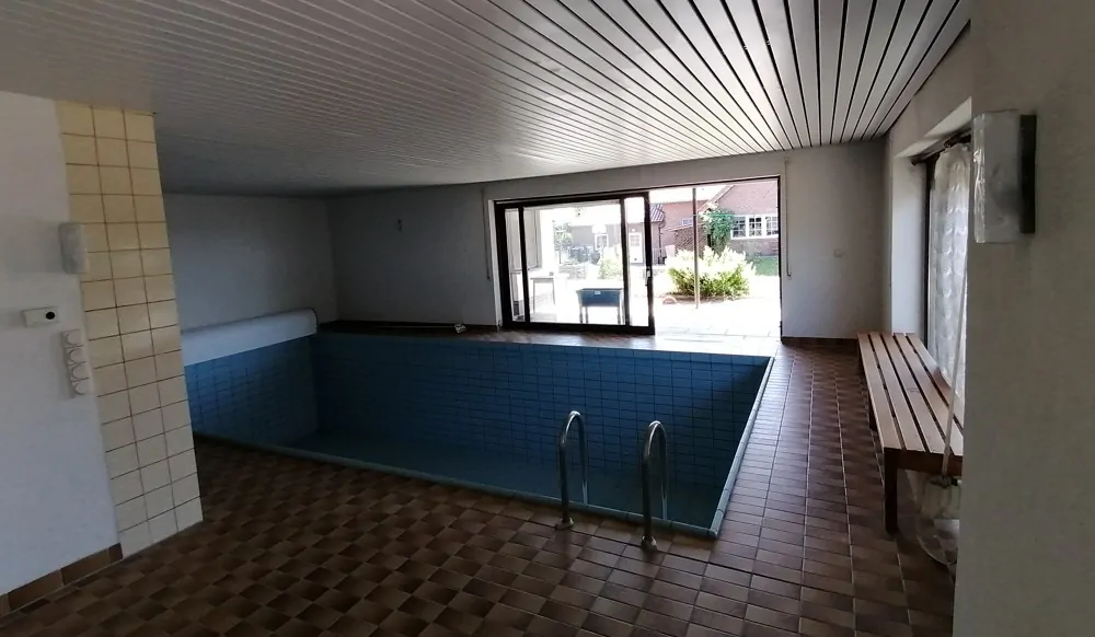Pool mit Ausgang Terasse