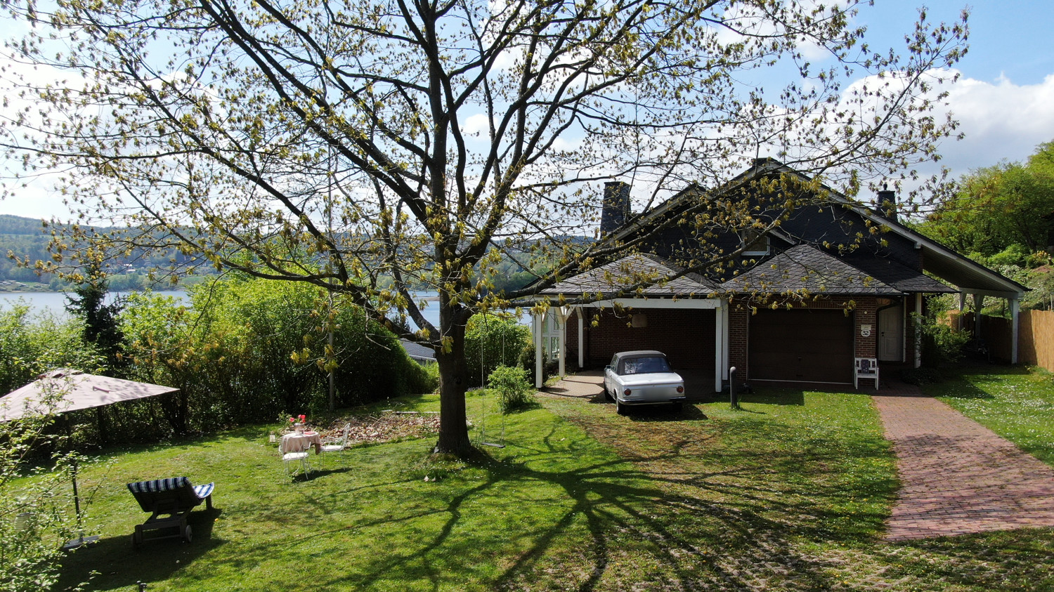 Ostseite - Carport und Garage