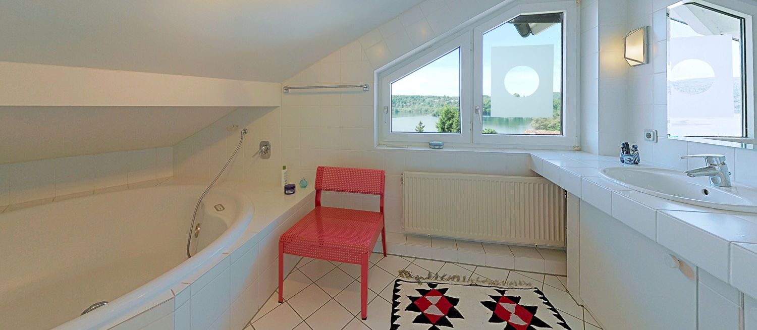 OG - Badezimmer mit Dusche und großer Badewanne