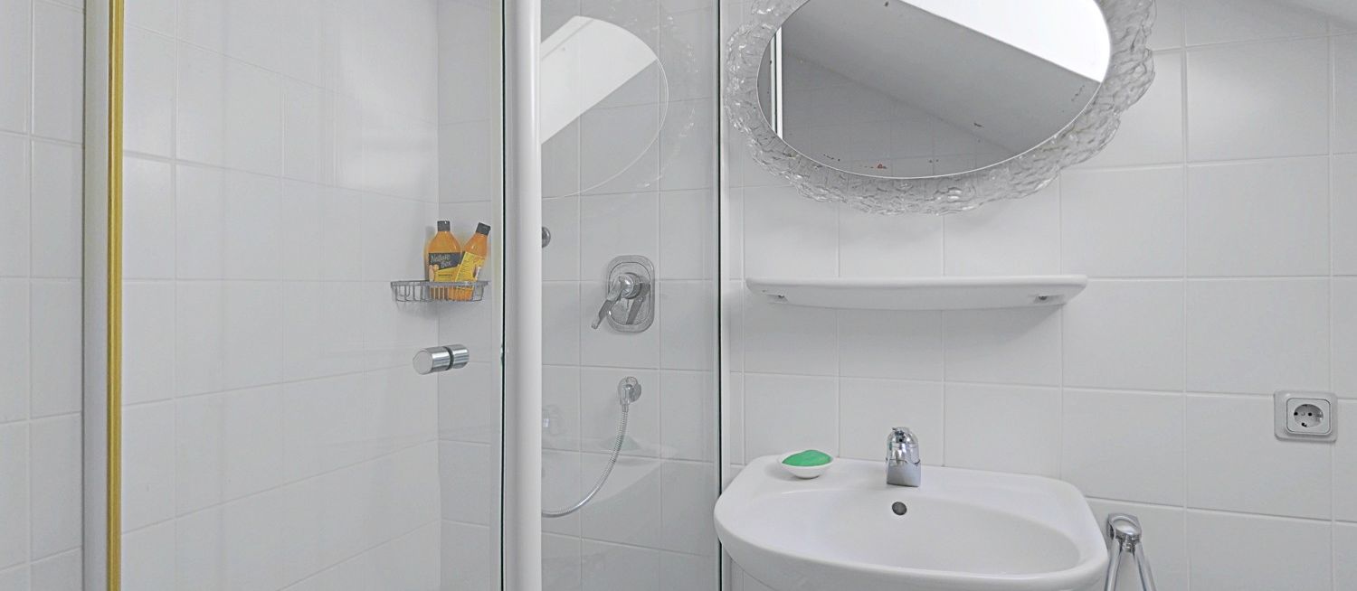 OG - Badezimmer mit Dusche