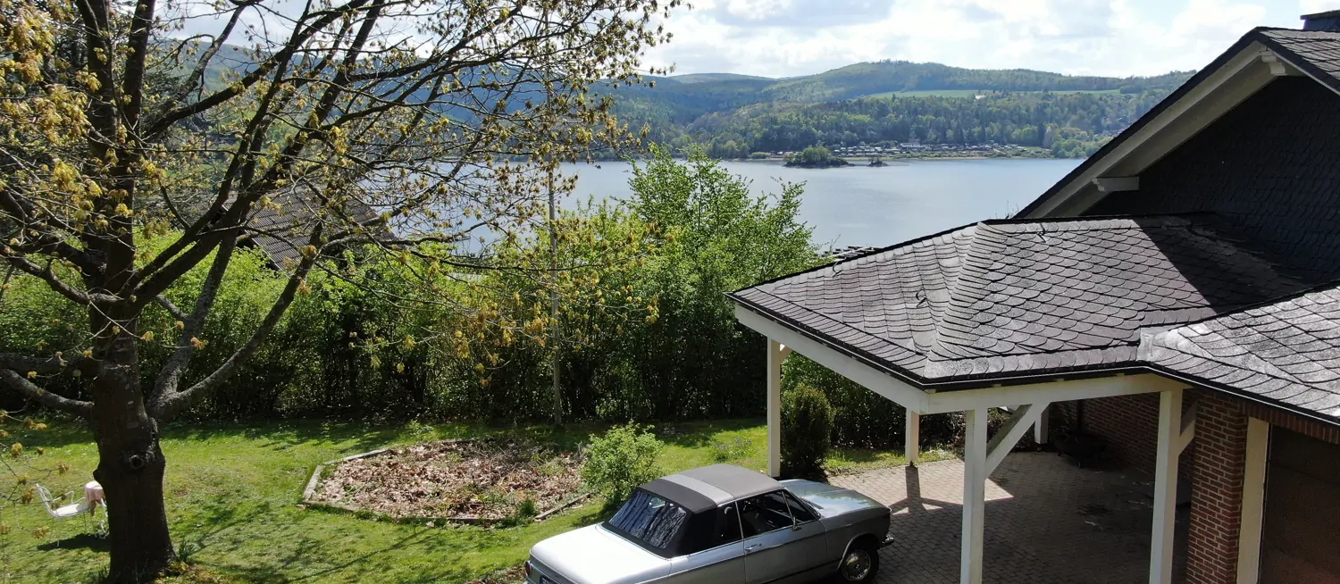 Ostseite - Carport und Garage
