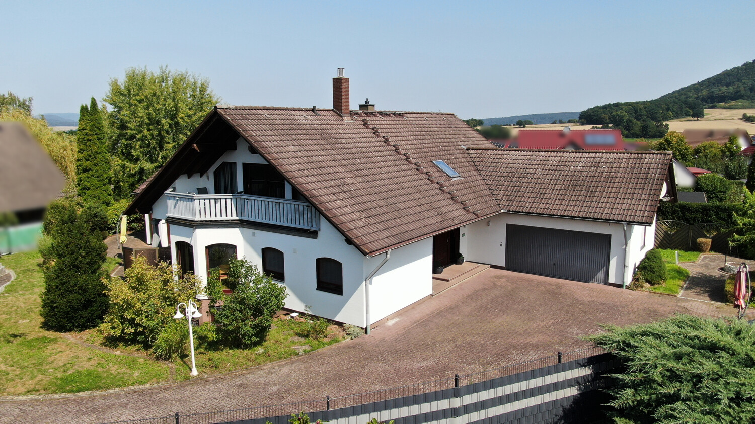 Vorderansicht mit Einfahrt