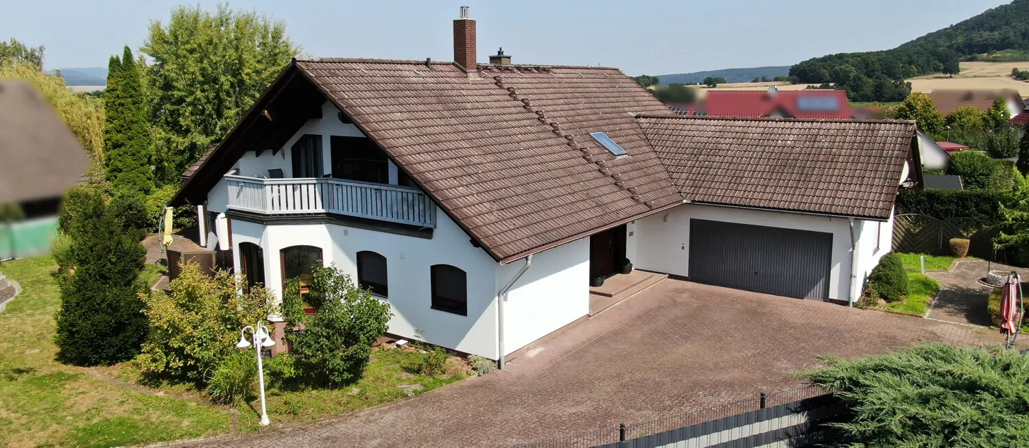 Vorderansicht mit Einfahrt