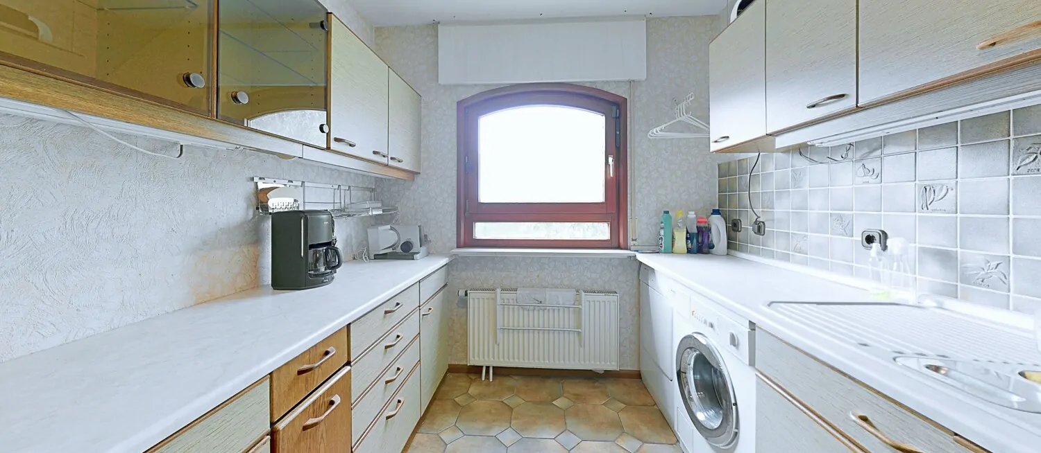 EG - Hauswirtschaftsraum neben Küche