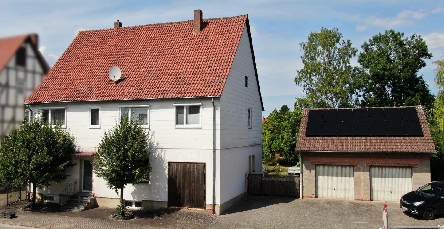 Außenansicht mit Banderole