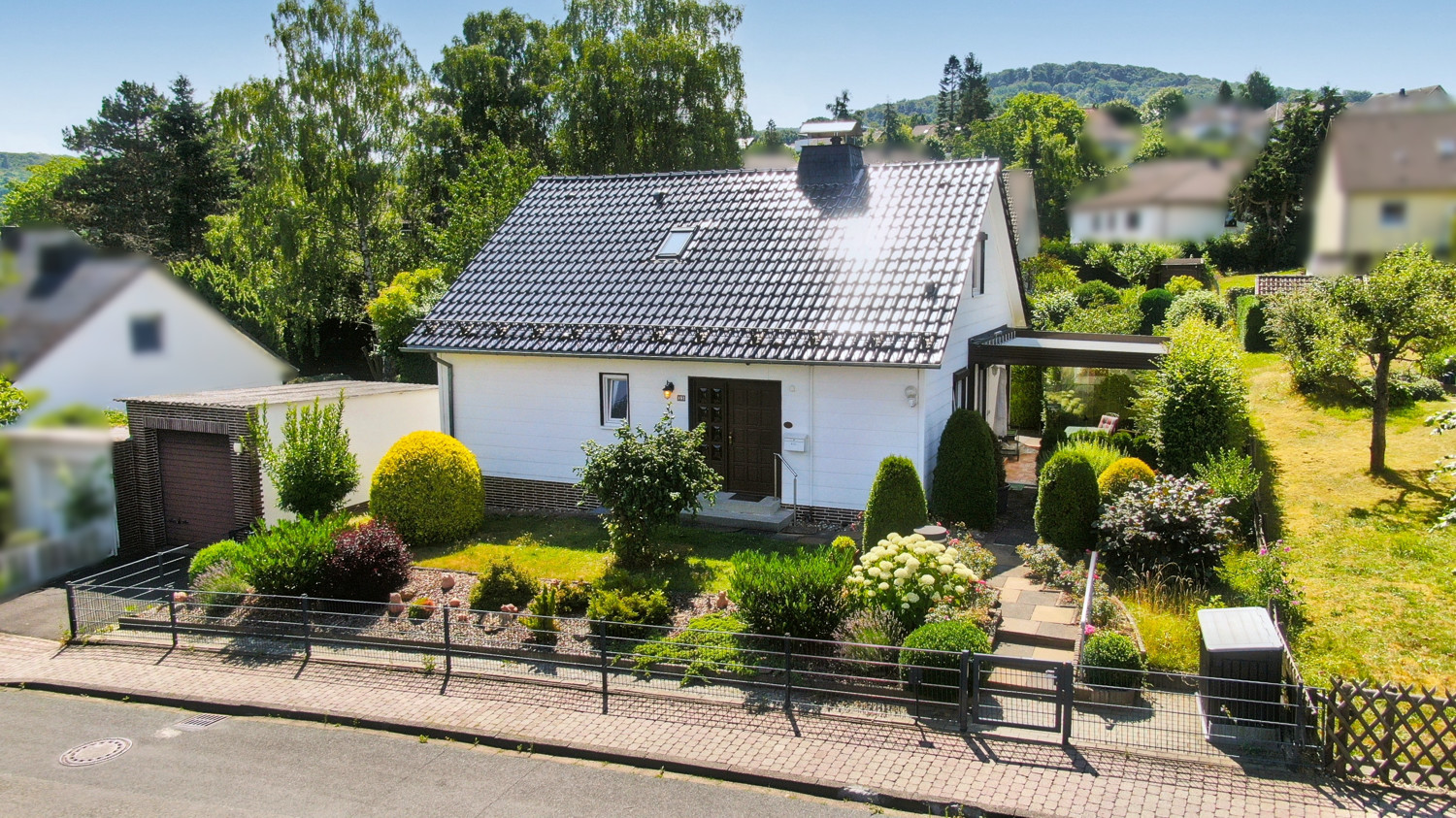 Familienfreundliches Einfamilienhaus mit großem Garten und Garage