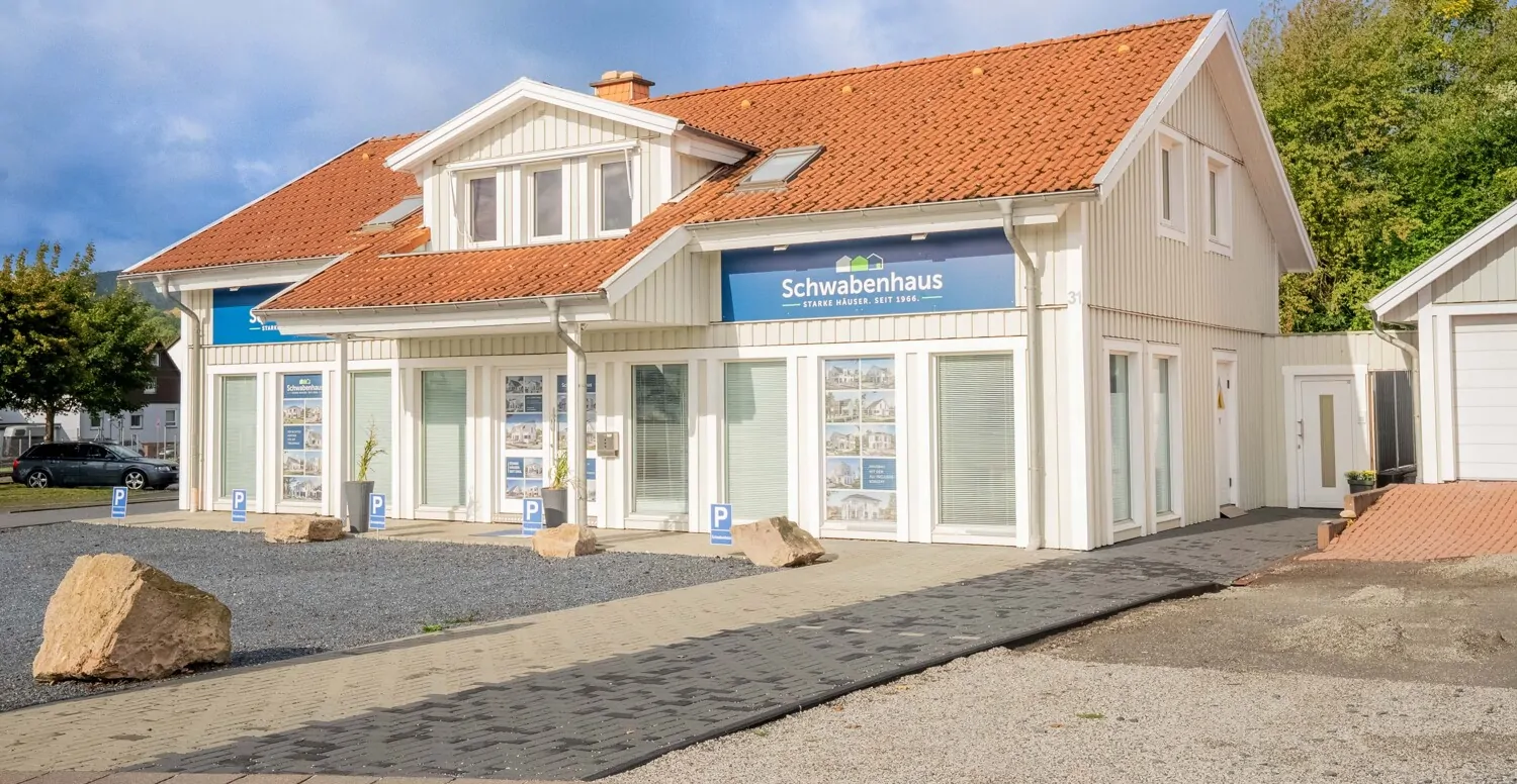 Süd-Ost-Seite mit Eingang zur Gewerbefläche