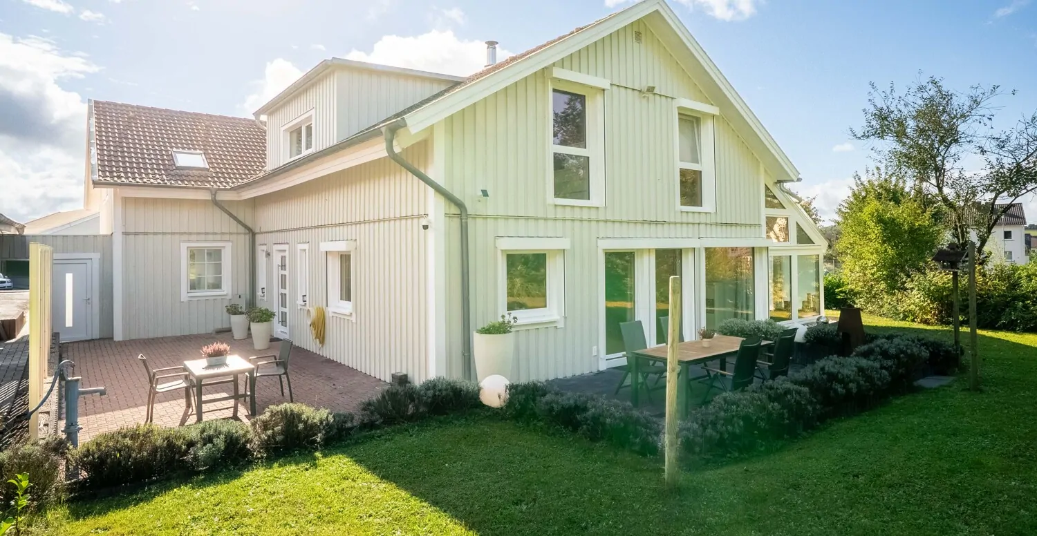 Nord-Ost-Seite mit Garten und Terrasse