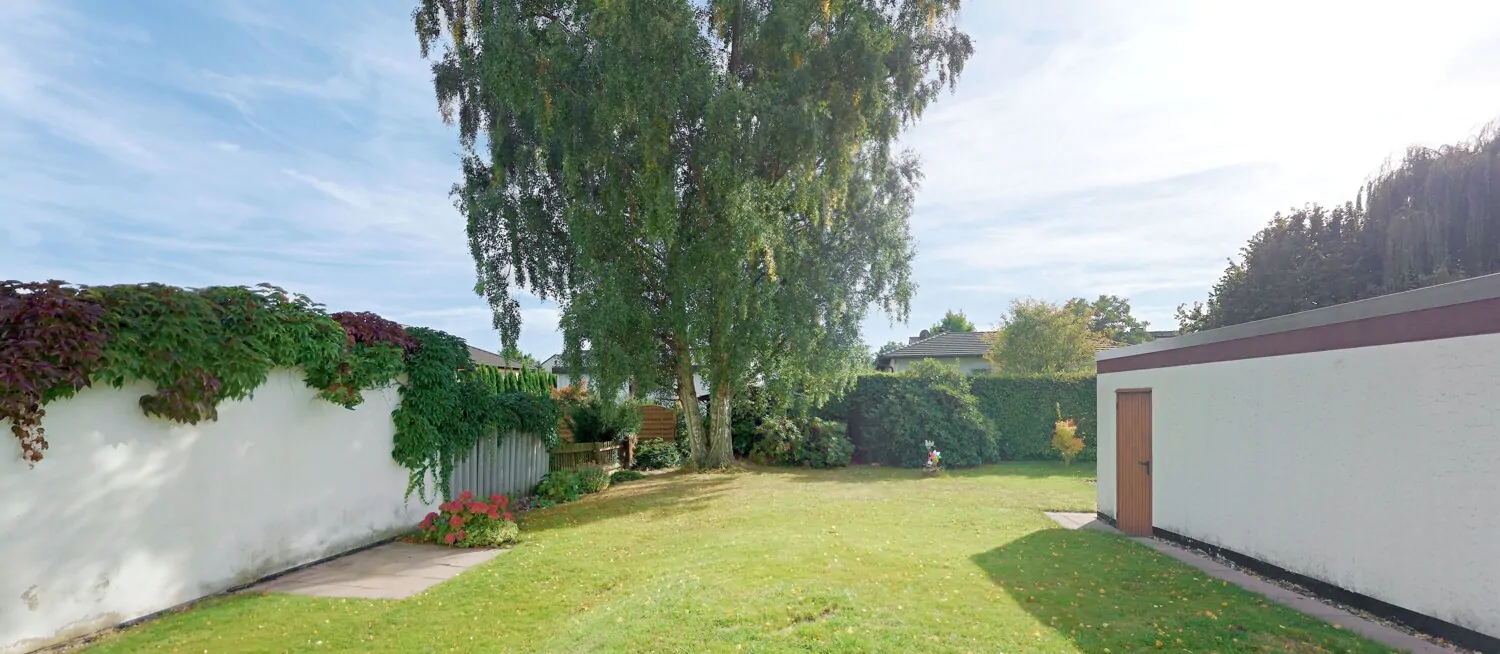 EG - Blick von Terrasse in den Garten