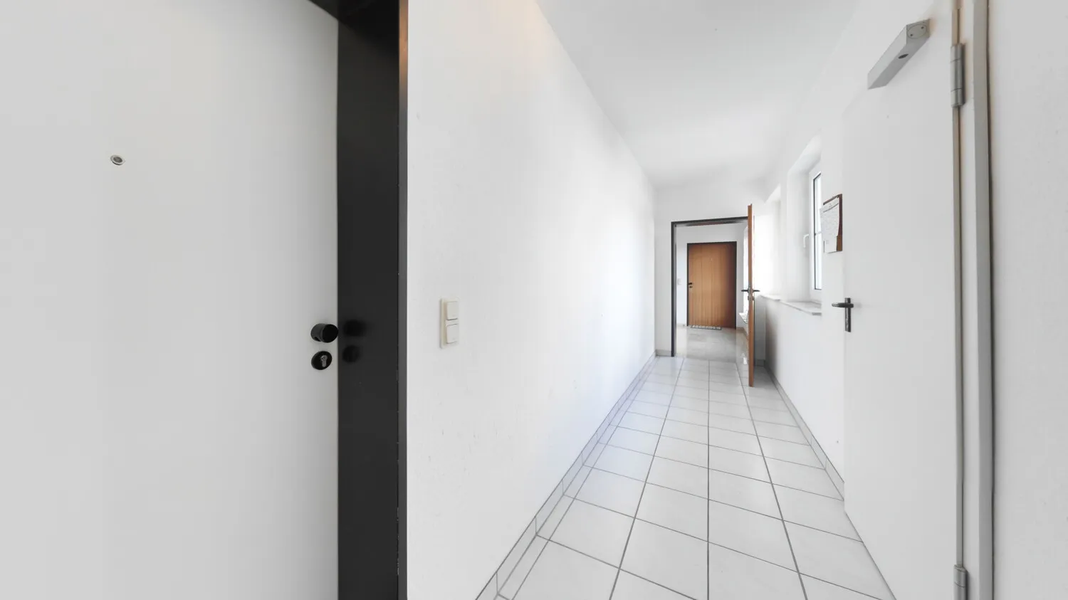 Hausflur von Wohnungen Mitte und Rechts