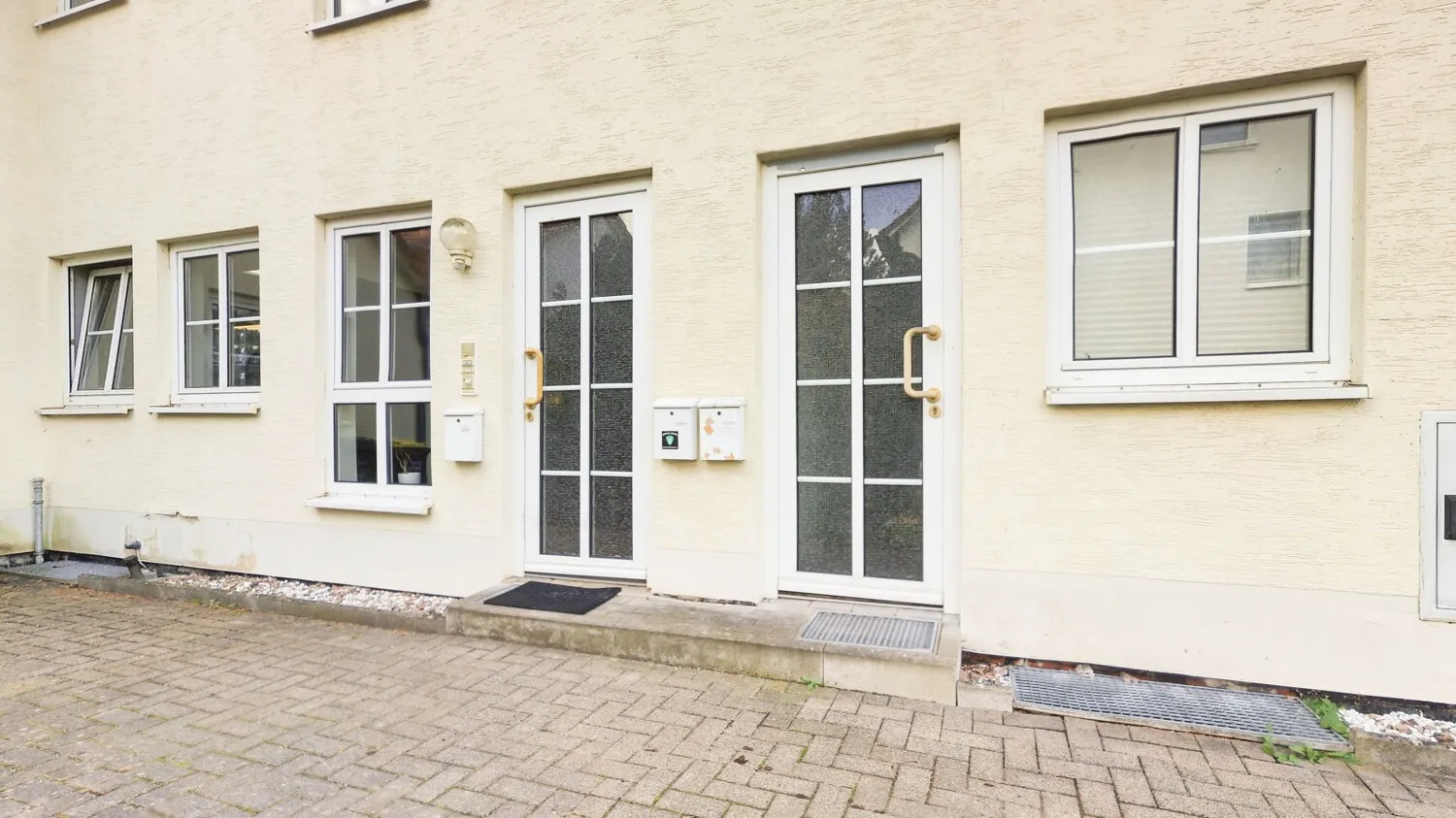 Eingangstür zu Wohnungen und Bürofläche