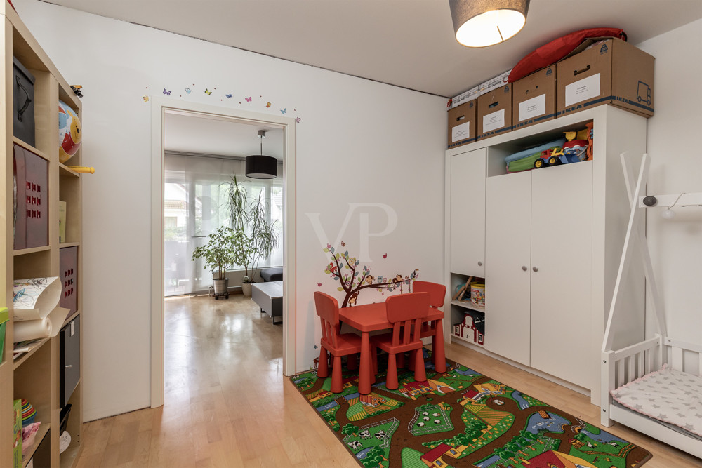Das Wohnzimmer ist mit einer mobilen Trennwand in Kinderzimmer und Wohnraum zweigeteilt
