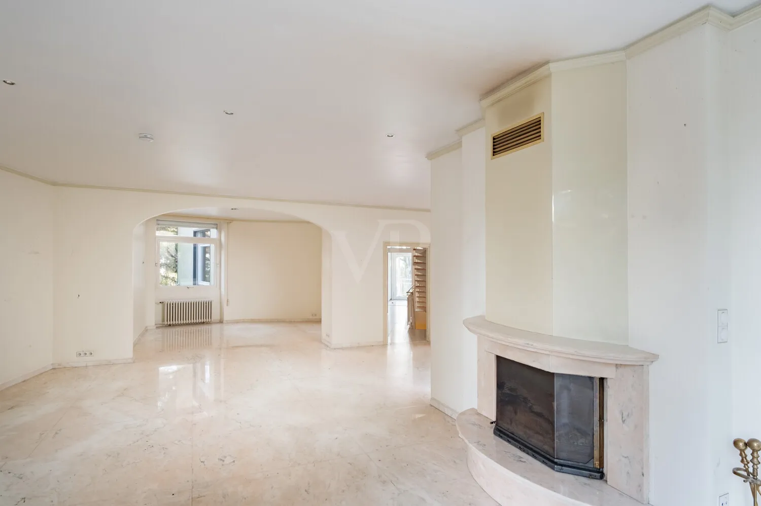 Wohnzimmer mit Kamin