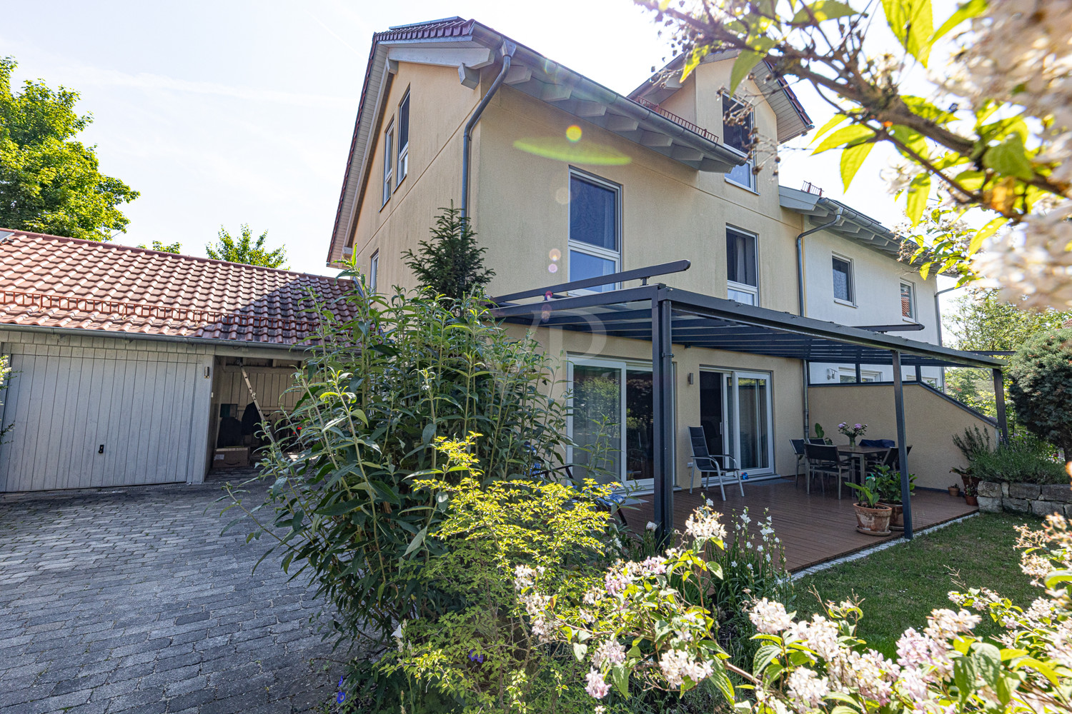 Ansicht mit Terrasse