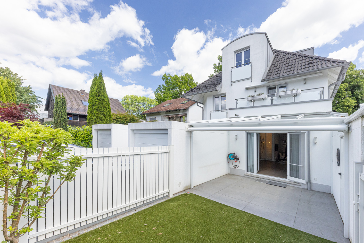 Westansicht mit Terrasse