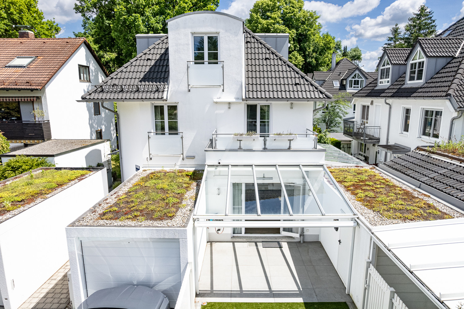 Westansicht mit Carport und Garage