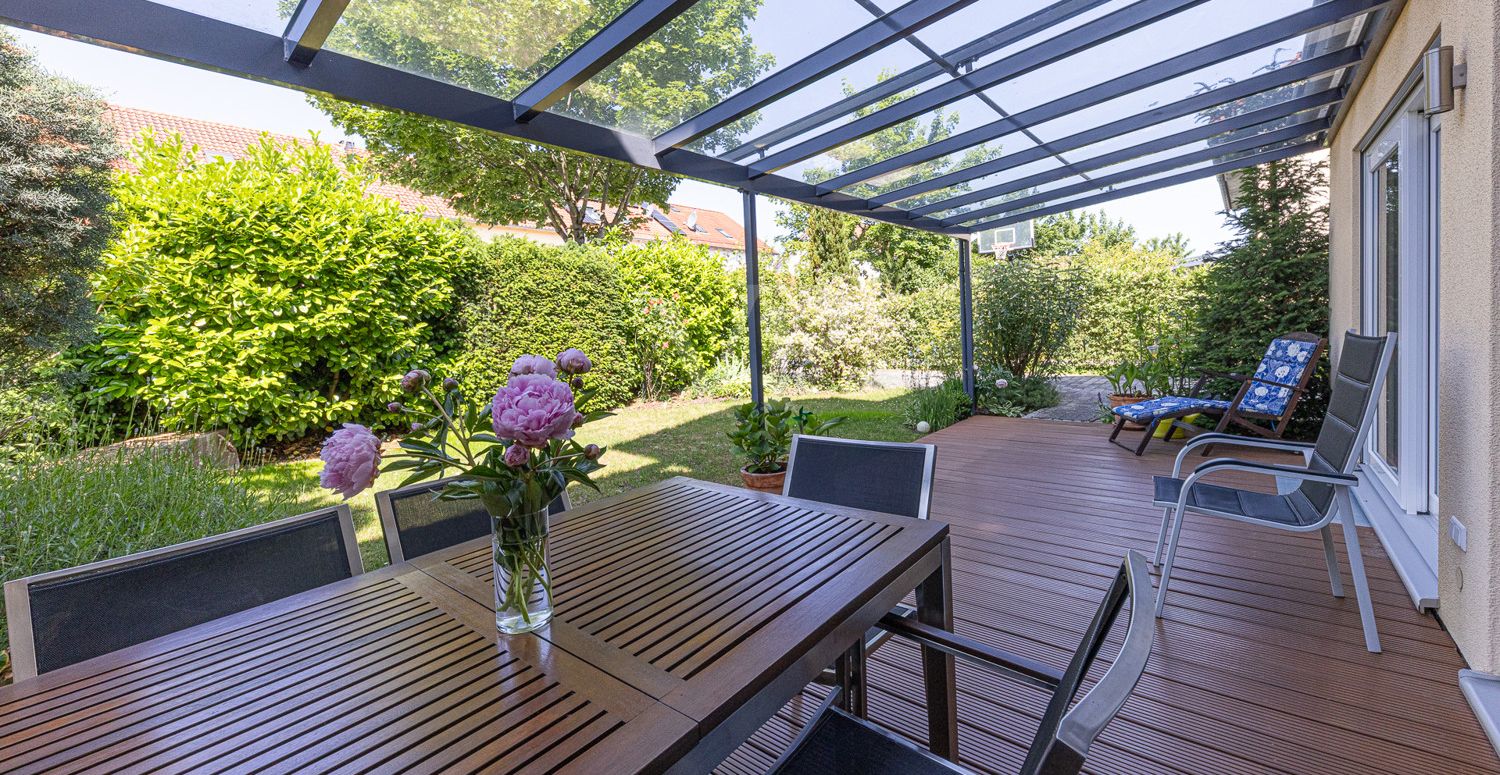 Terrasse mit Garten