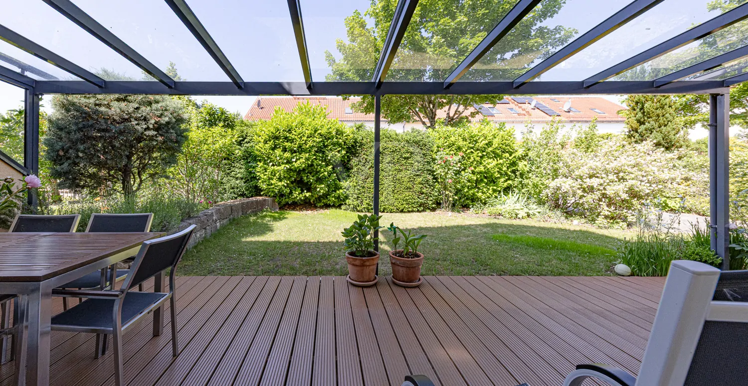 Terrasse mit Garten