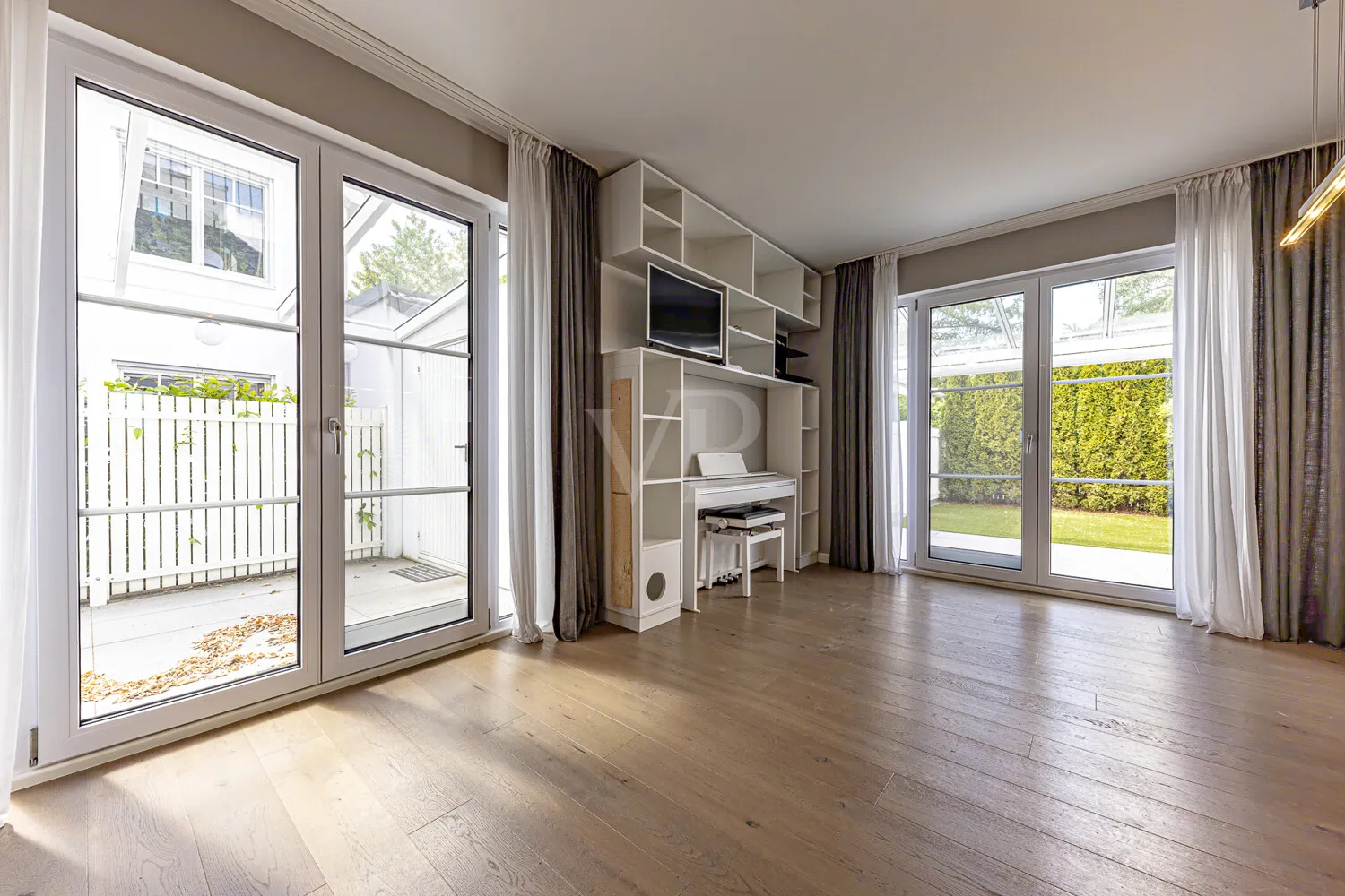 Essbereich mit Blick auf die Terrassen