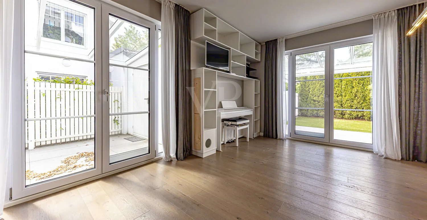 Essbereich mit Blick auf die Terrassen