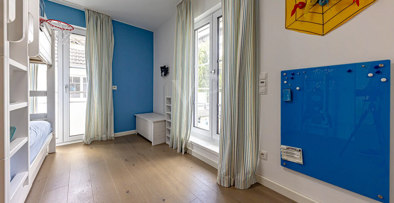 Kinderzimmer mit Zugang zum Balkon