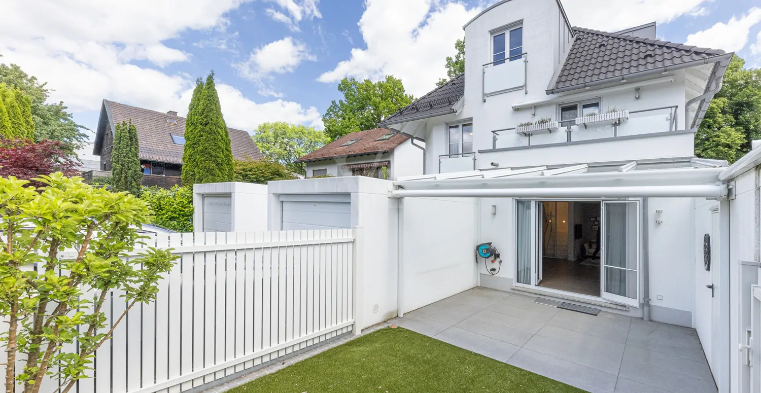 Westansicht mit Terrasse