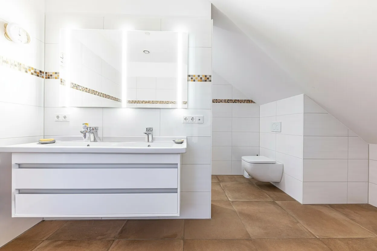 Bad mit Badewanne und Dusche