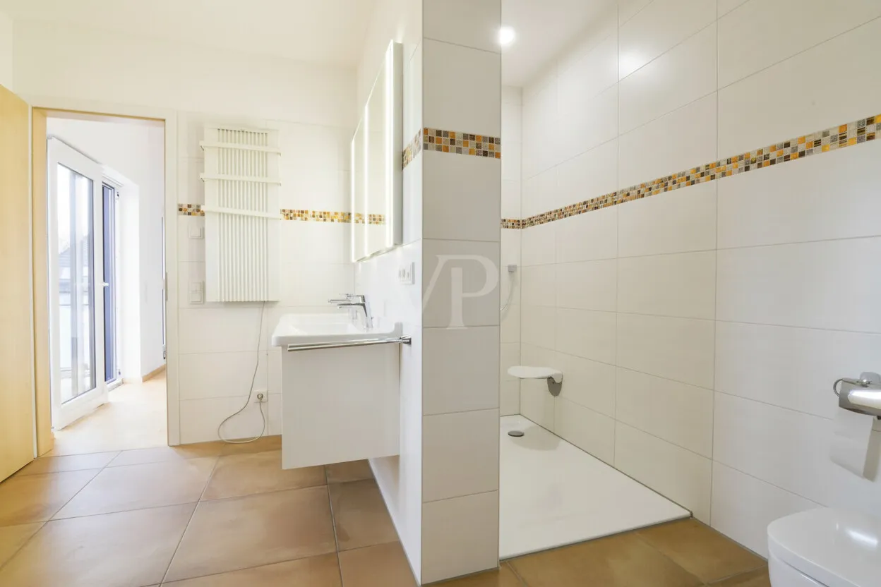 Bad mit Badewanne und Dusche