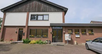 von_poll_real_estate_property_25040044-1_image_0